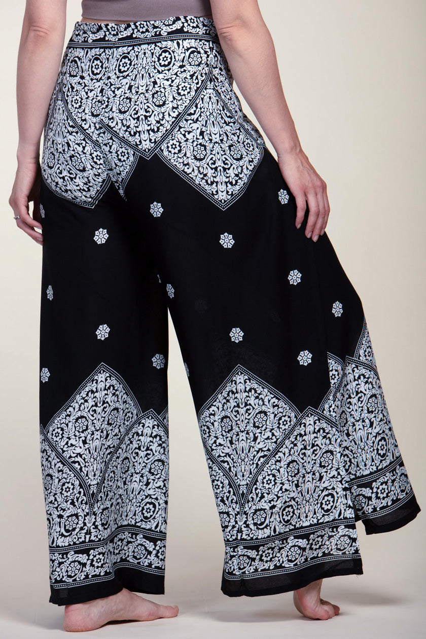 Border Vines Black Artisan Wrap Palatsihousut - Berry Piper
