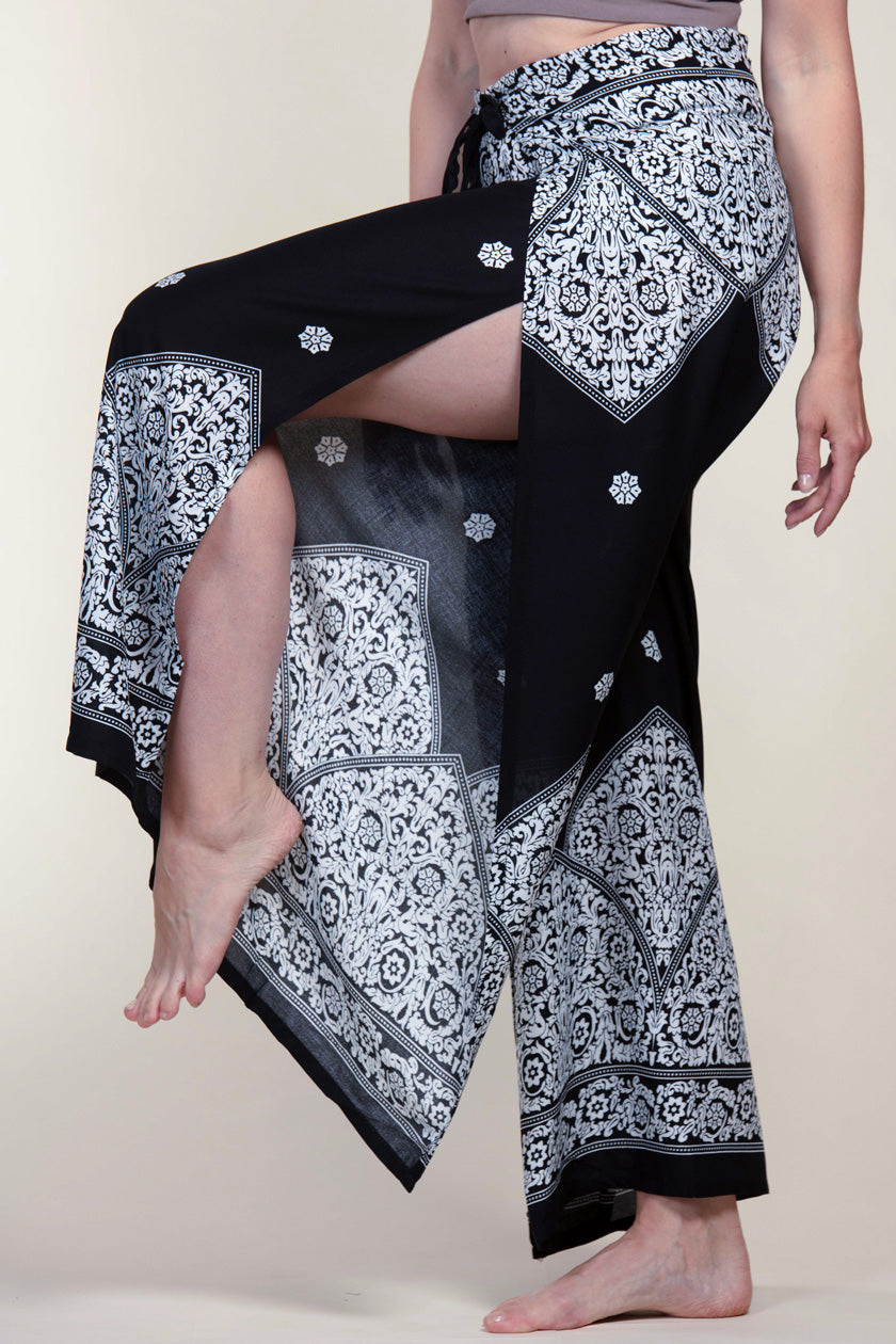Border Vines Black Artisan Wrap Palatsihousut - Berry Piper
