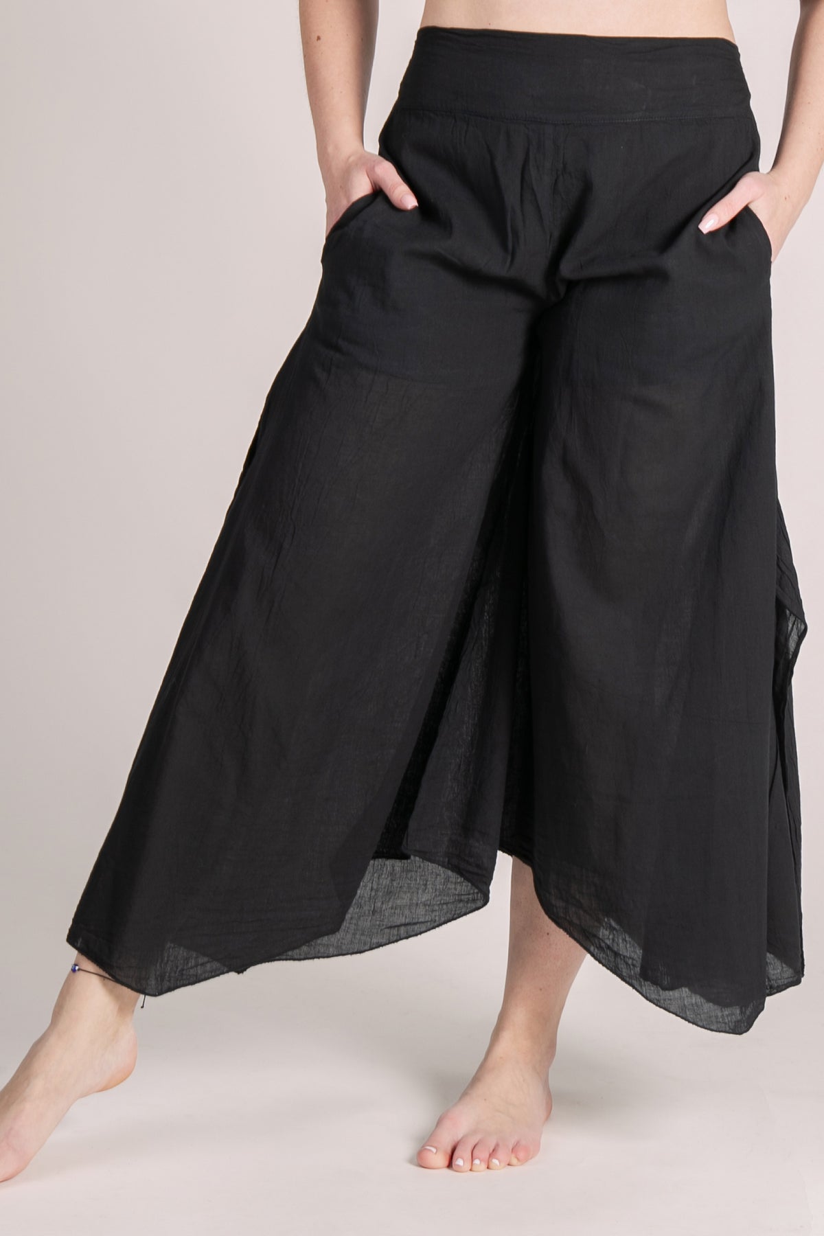 Breeze Black Cotton Artisan Palatsihousut - Berry Piper