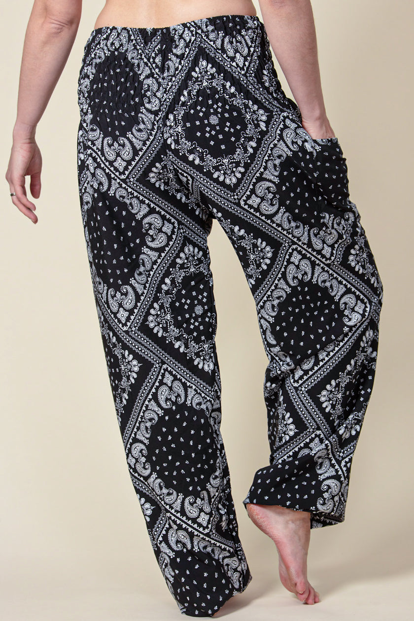 Extended Bandanna Paisley Black Artisan Haaremihousut - Berry Piper