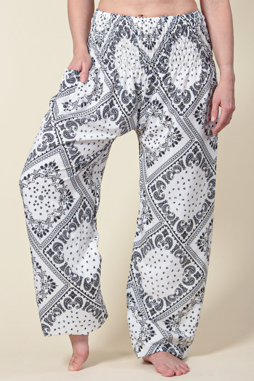 Extended Bandanna Paisley White Artisan Haaremihousut - Berry Piper